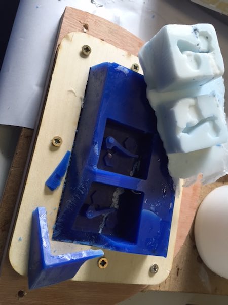 Wax mould broke extracting