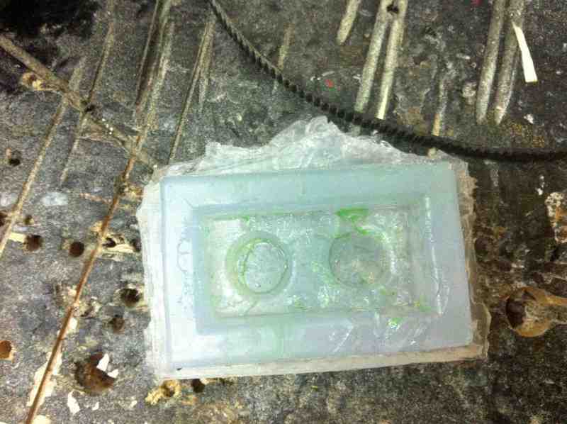 isolate the surface of the mold
