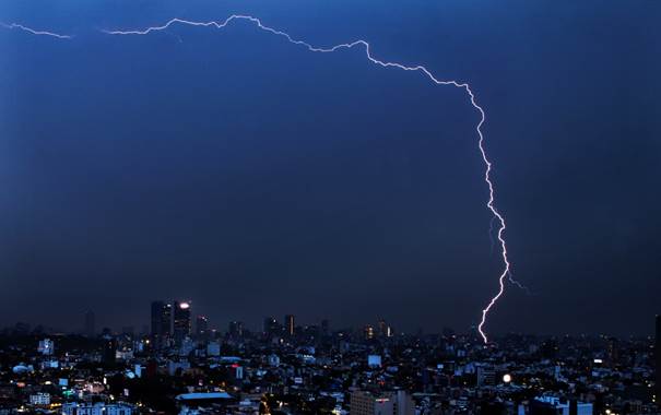 No es el apocalipsis ni el fin del mundo: esto provoc el potente rayo que  despert a la Ciudad de Mxico - Infobae