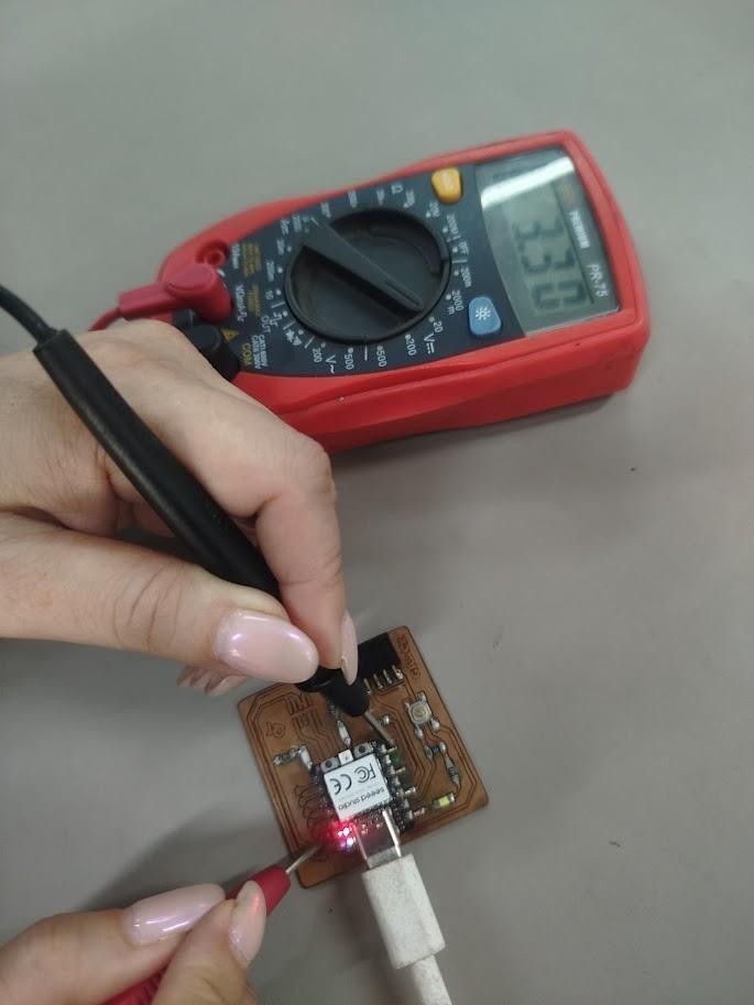 Mano sosteniendo un aparato electrónico  El contenido generado por IA puede ser incorrecto.