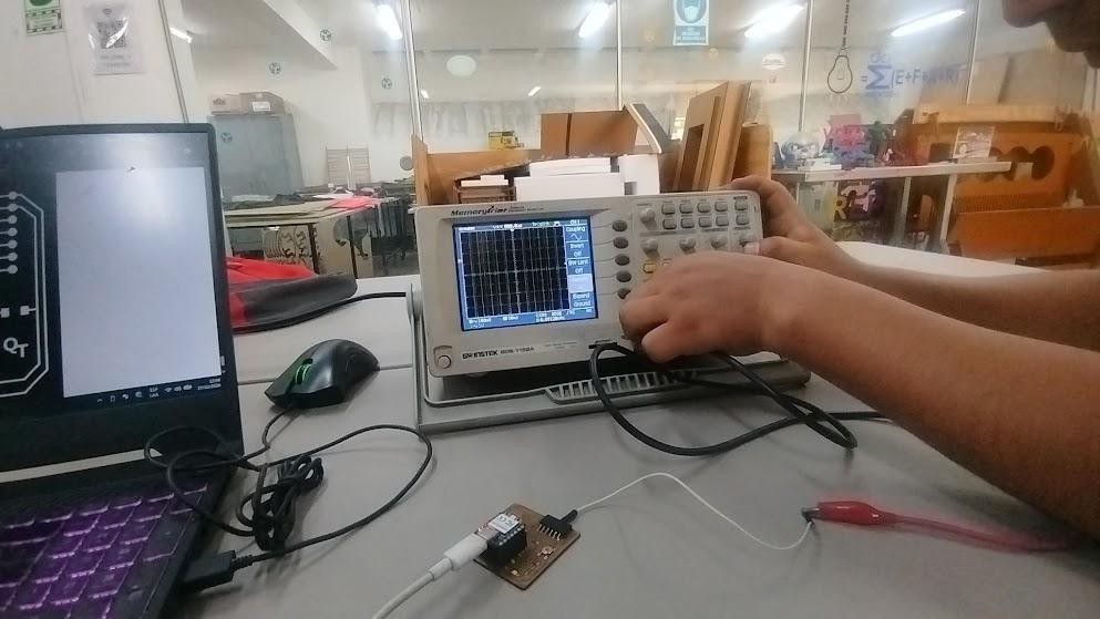 Un escritorio con un ordenador portátil y un celular en la mano  El contenido generado por IA puede ser incorrecto.