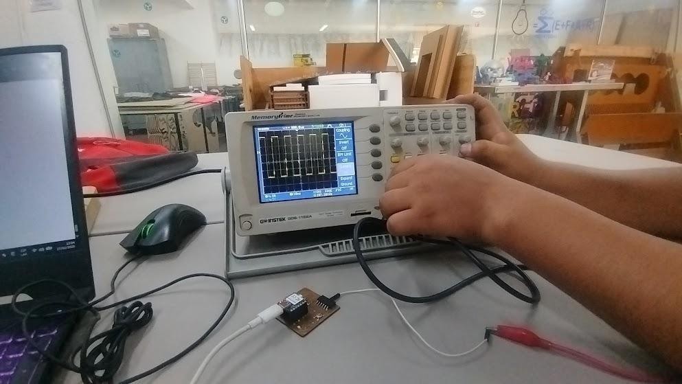 Un escritorio con una computadora portátil en sus piernas  El contenido generado por IA puede ser incorrecto.