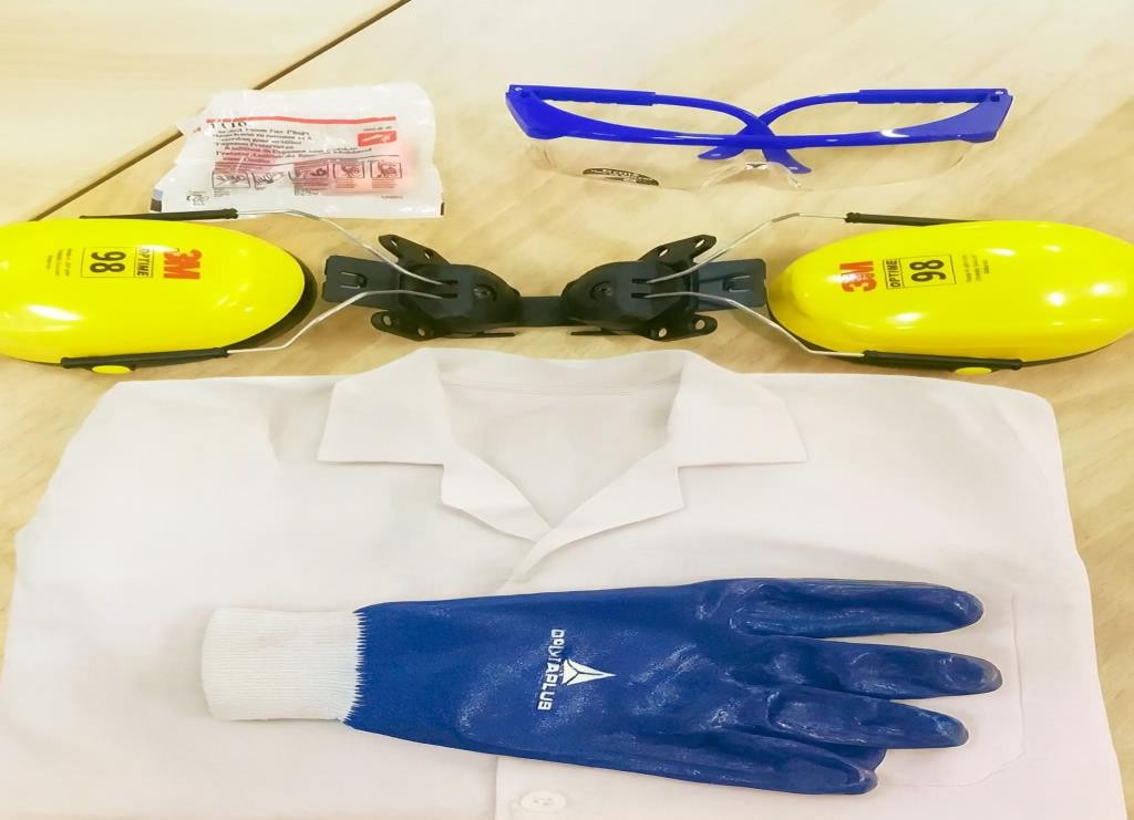 Aclarar la imagen de equipo de protección personal y agregar una bata de laboratorio blanca junto a los elementos existentes.