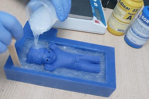 Vertido de silicona sobre figura azul