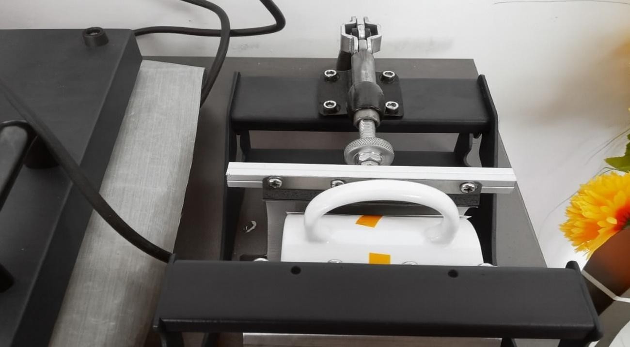 editar la máquina de prensado de tazas para que el marco rojo sea completamente negro