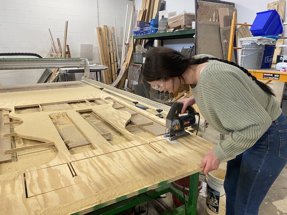 Cutting out the remaining shelf with a jigsaw