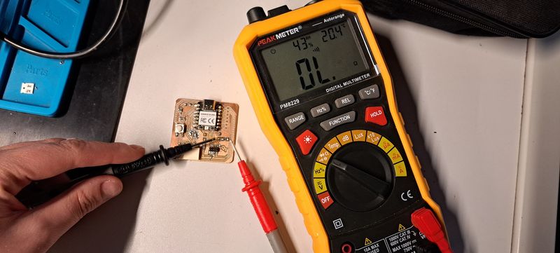 Picture of the use of the multimeter to check the connections.