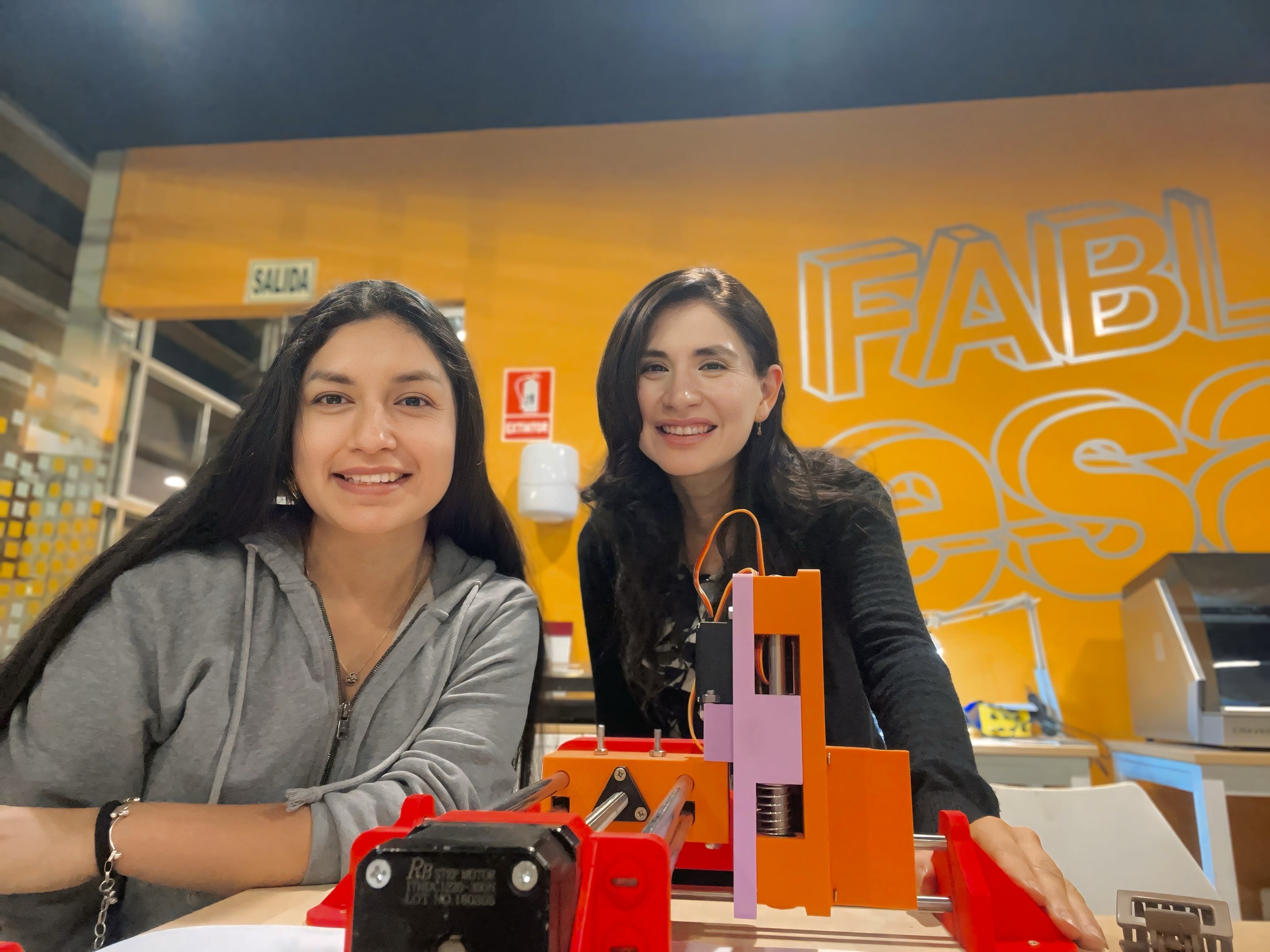 Marita Chang y Jhasmin ensamblando los componentes 3D impresos en el Fab Lab ESAN