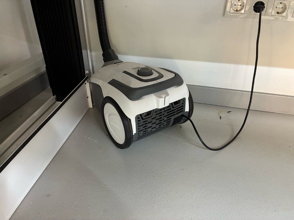 Vacuum hold down shopvac