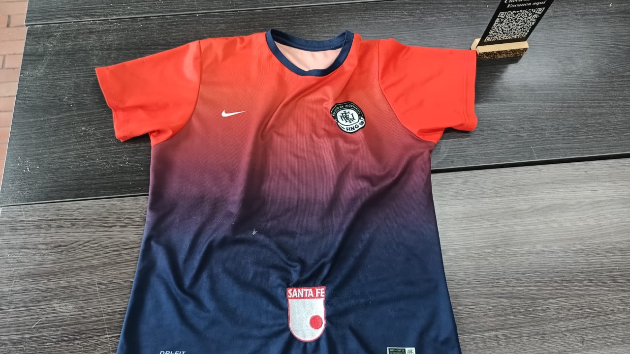 Full sports t-shirt with Santa Fe crest embroidery