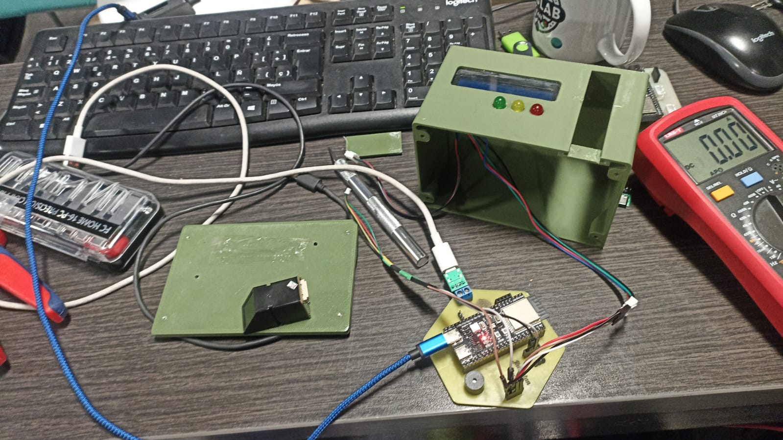 Multimeter measuring fingerprint sensor