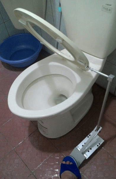 Mechanical toilet seat lifter