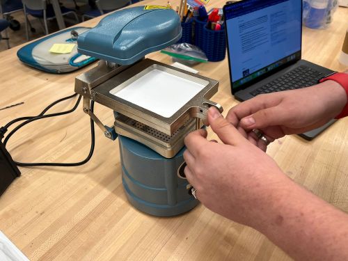 Heating machine with plastic square