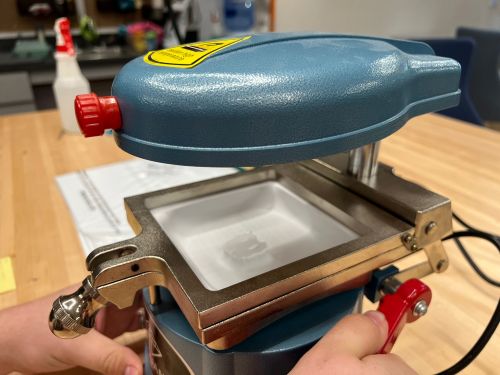 Heating machine with vacuum mold