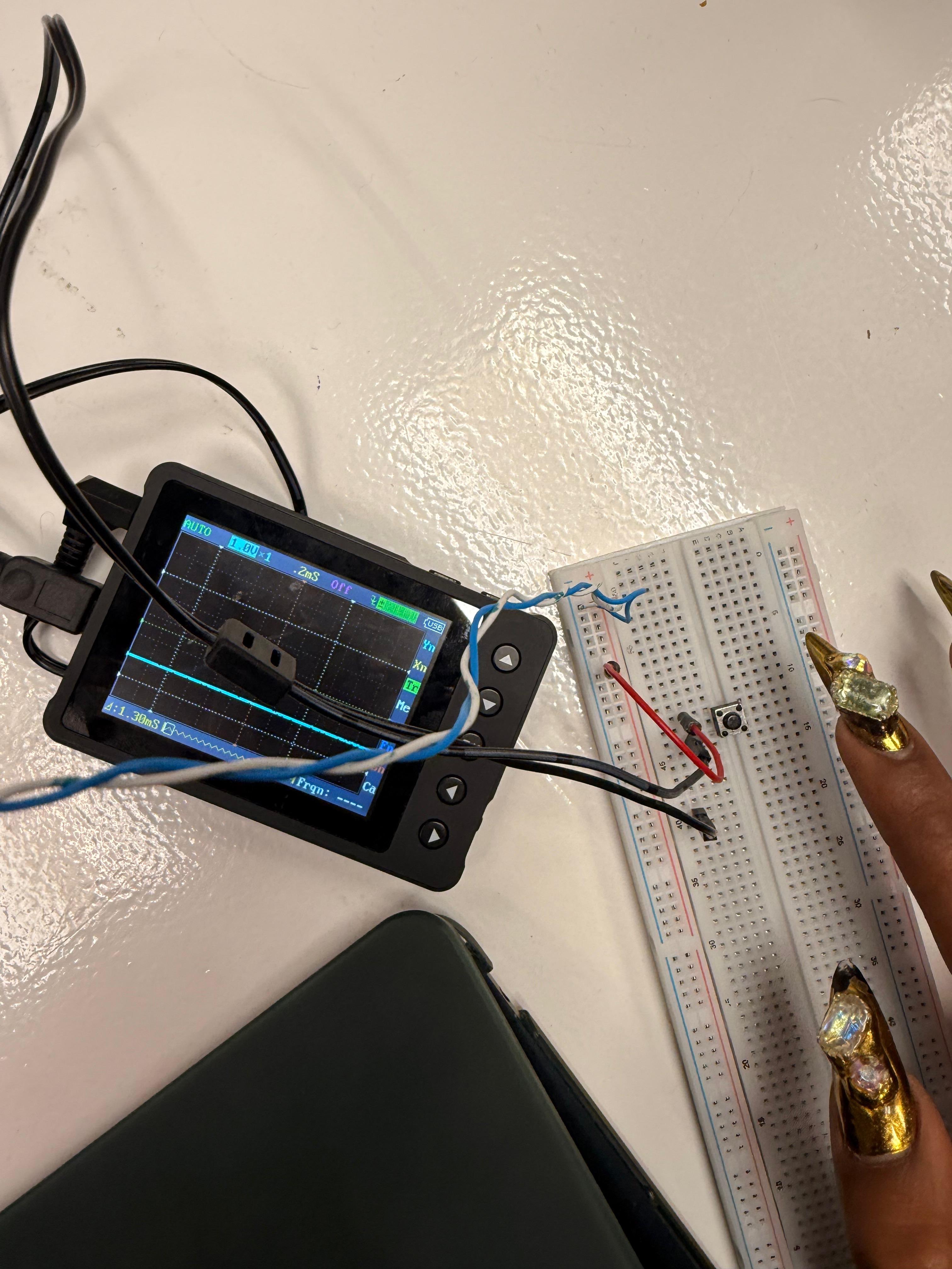 Oscilloscope — button not pressed, flat signal