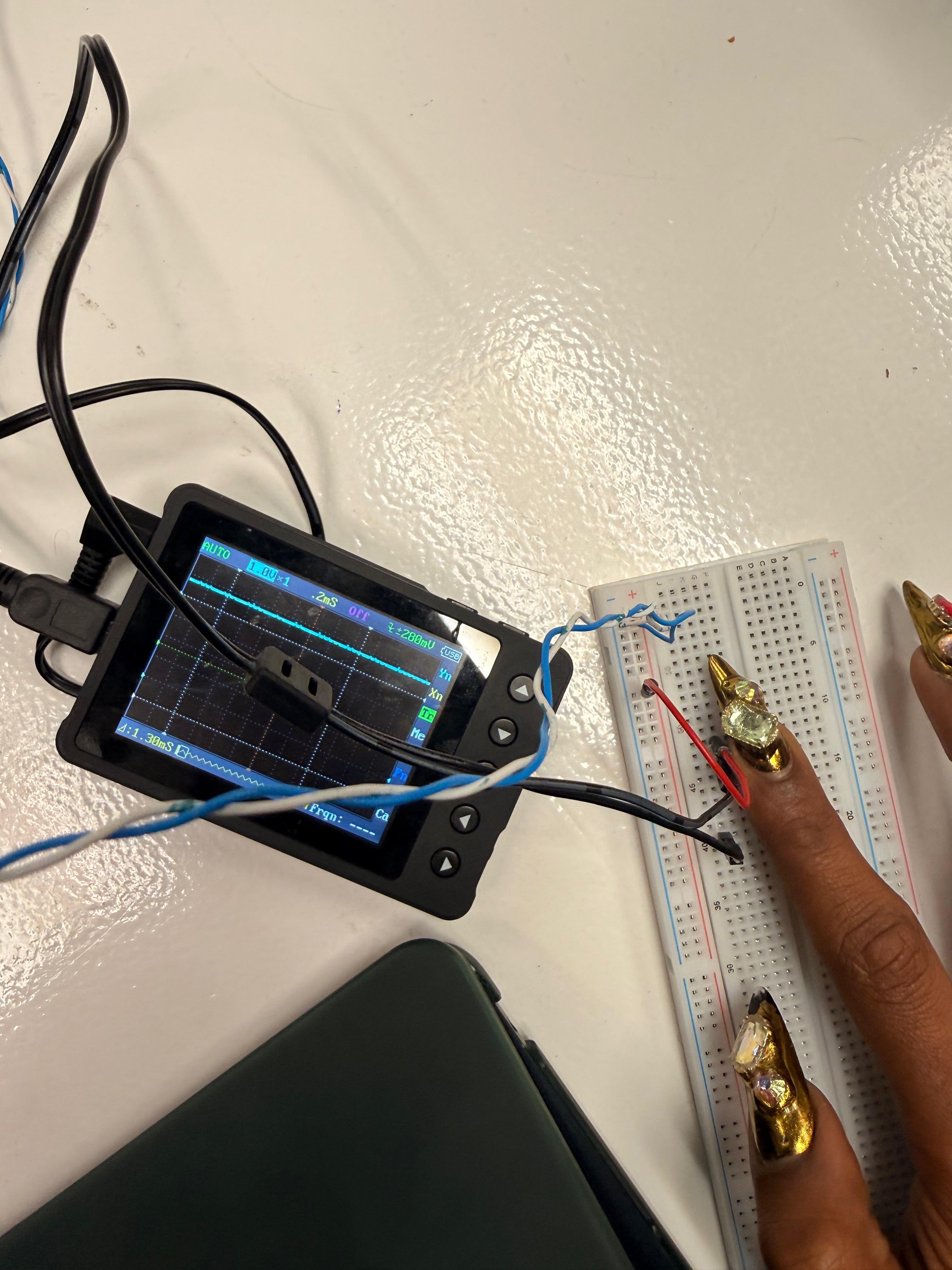 Oscilloscope — button pressed, signal at 2280mV