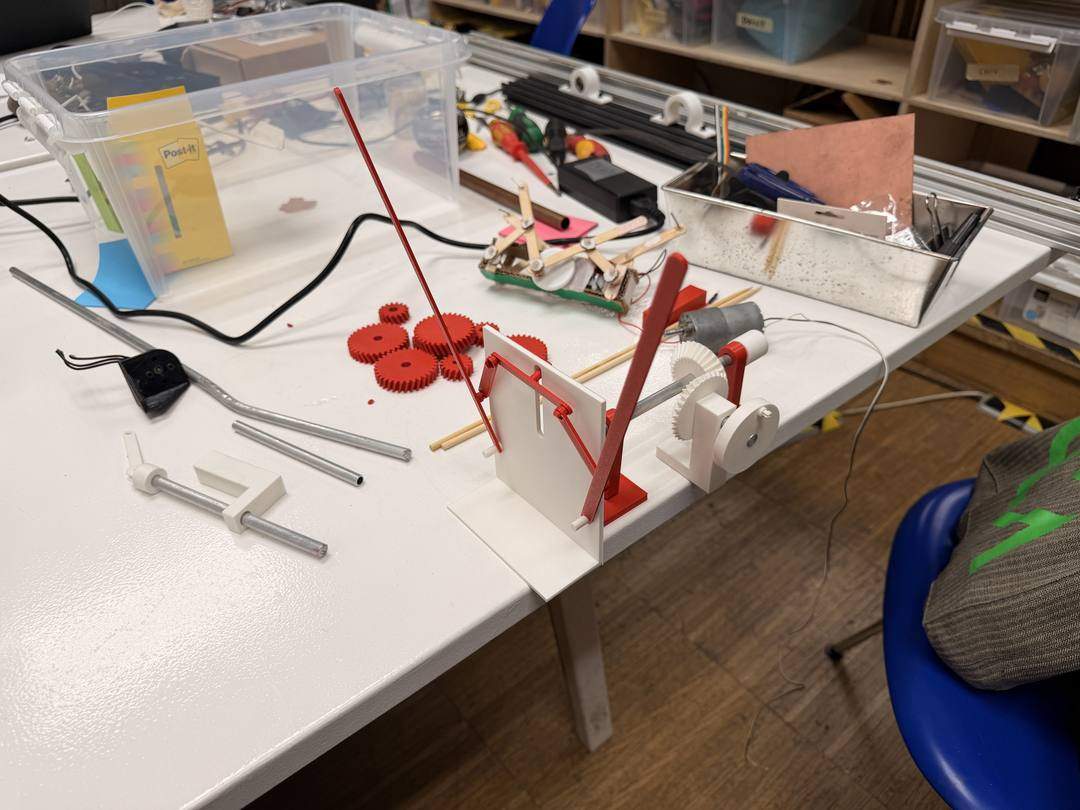 3D printed test mechanism with one leg and two antennas