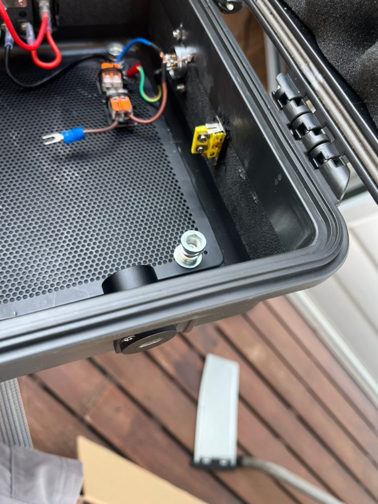 Internal mounting plate