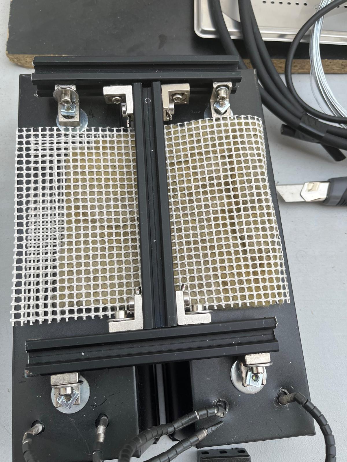 Rockwool retained using mesh layer