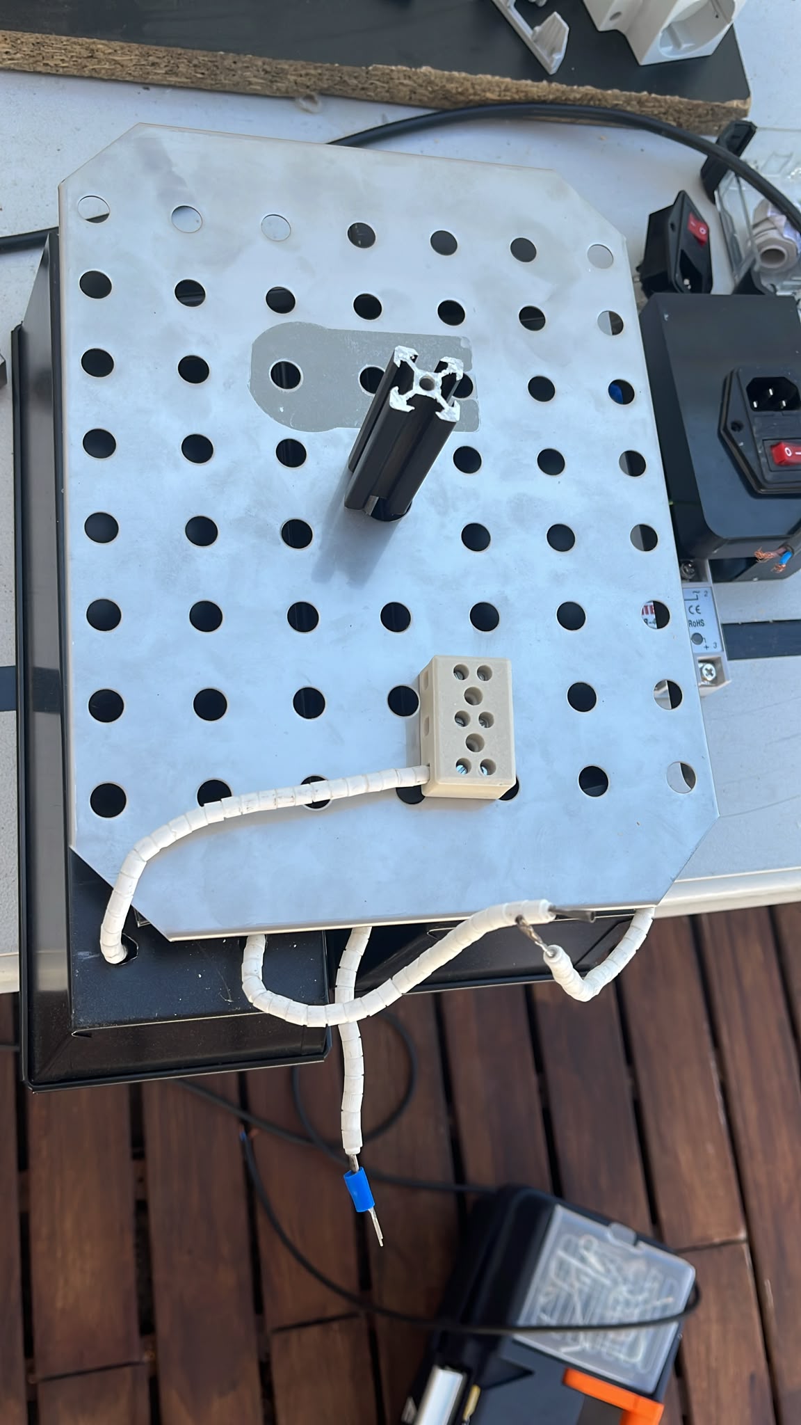 Initial top tray positioning