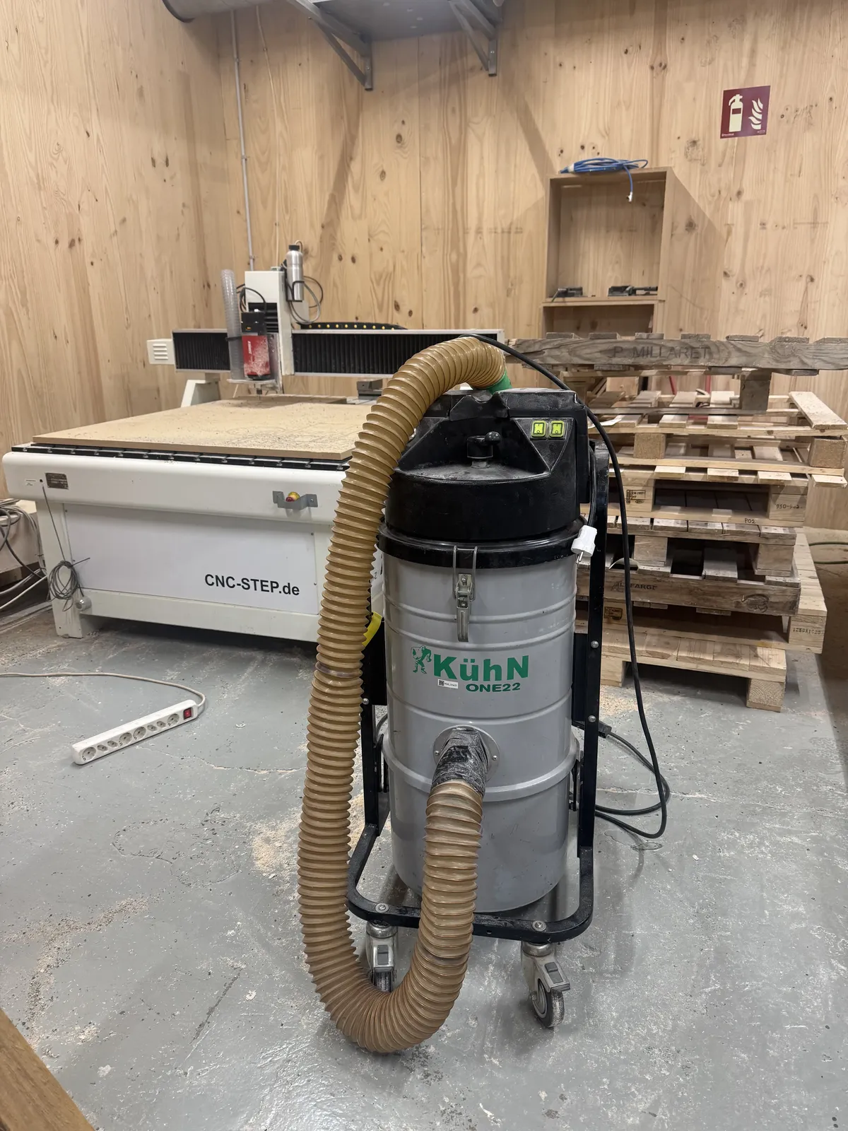 CNC-STEP machine with Kühn ONE22 industrial dust extractor