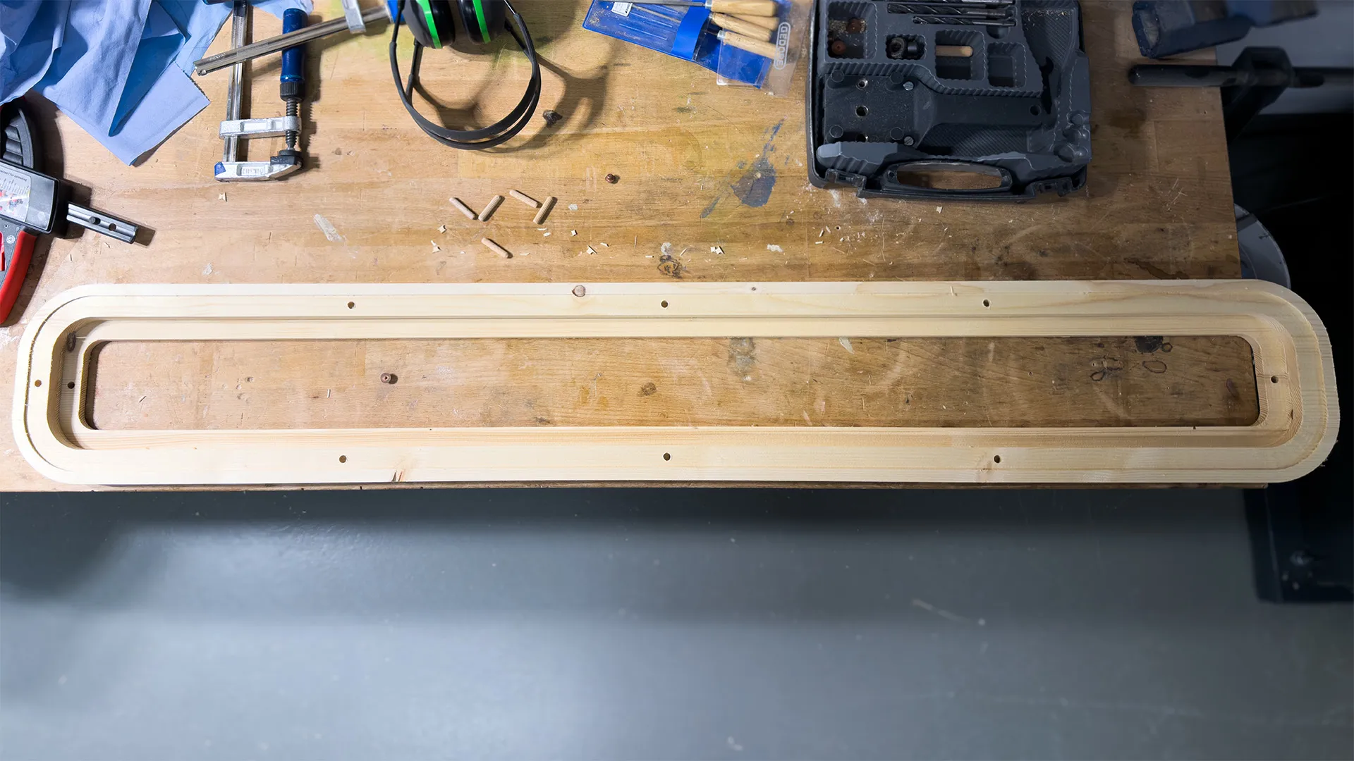 Glued and clamped lamp body during drying