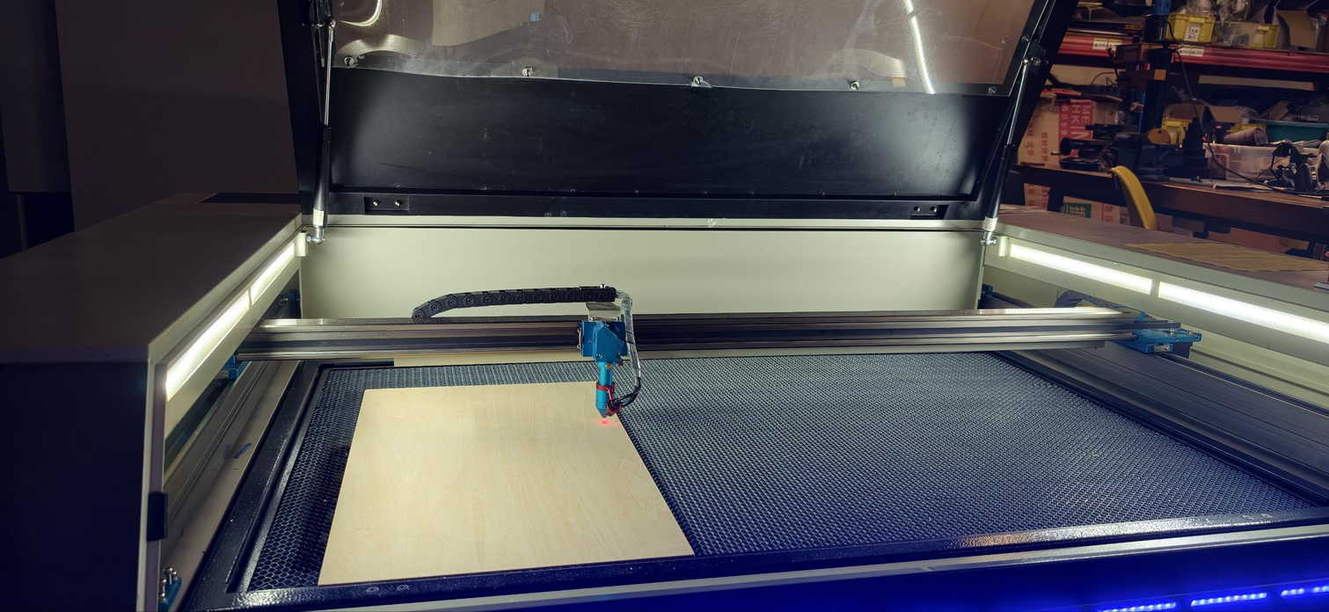 Material laid out on the SMDX bed