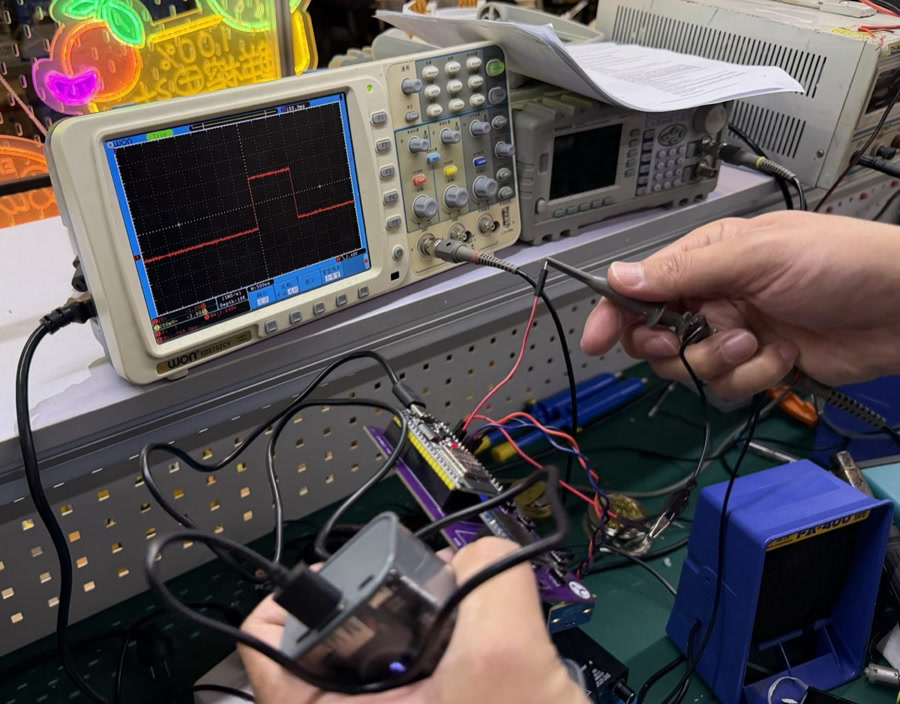 Oscilloscope PWM waveform
