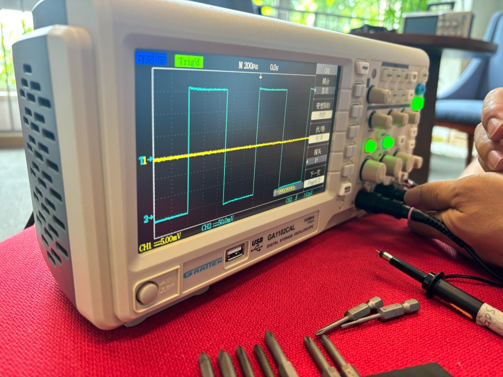 OWON EDS102CV calibration square wave on screen