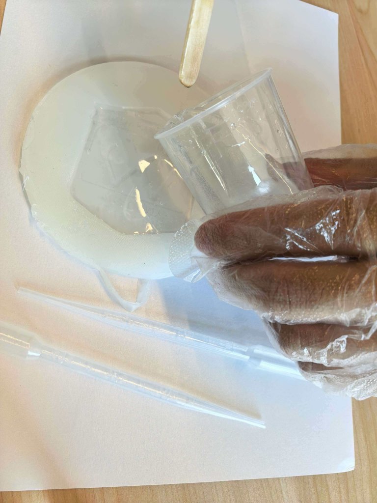 Pouring resin into mold and demolded cast