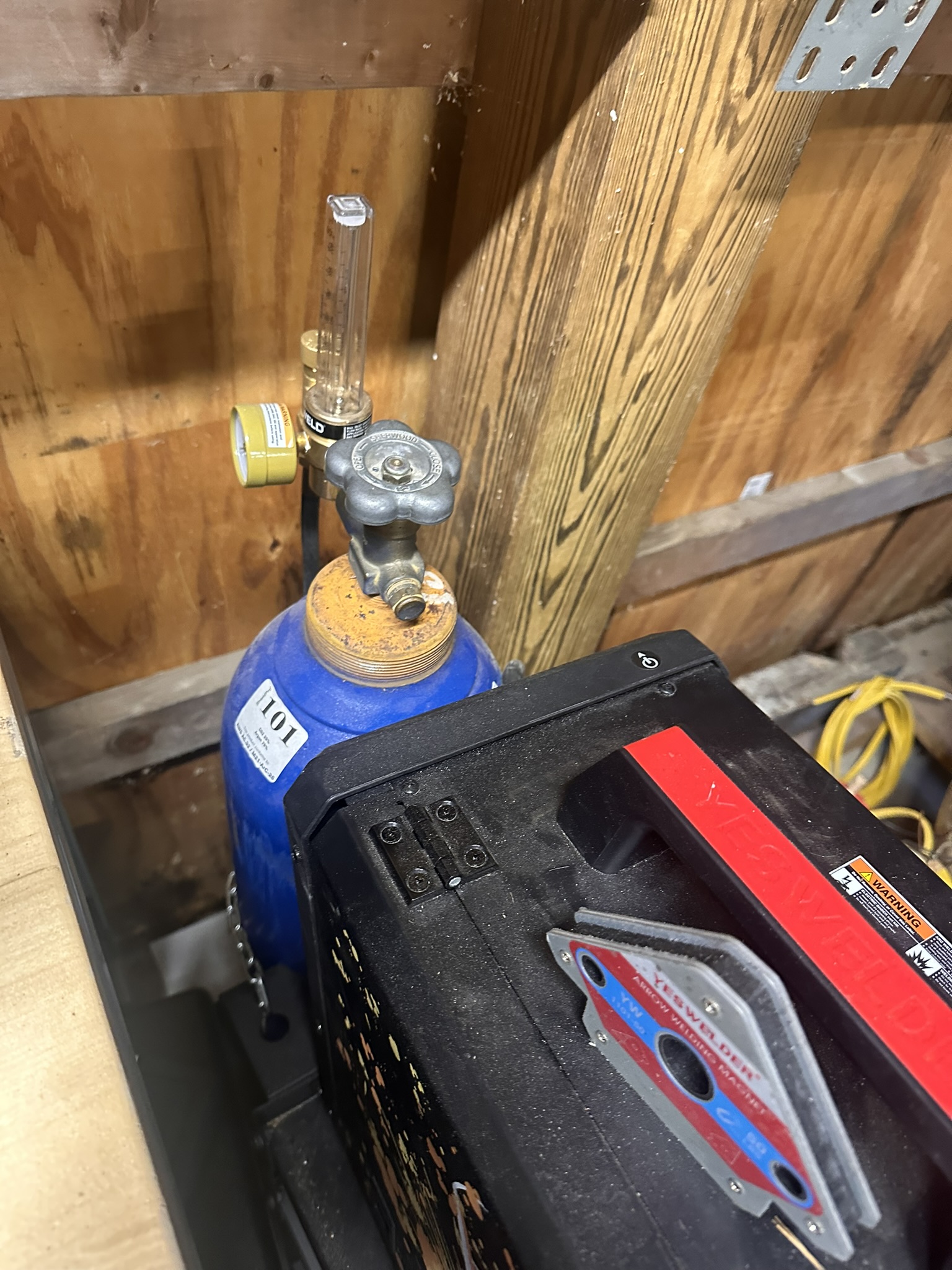 C-25 shielding gas tank and regulator