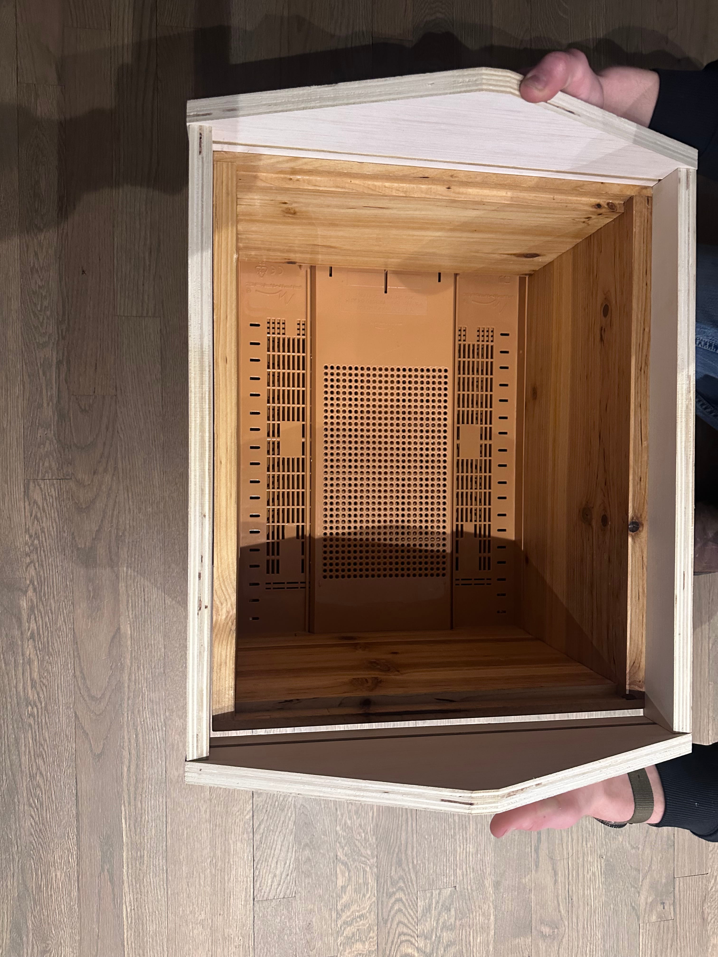 Hive roof V1 test fit on empty hive body