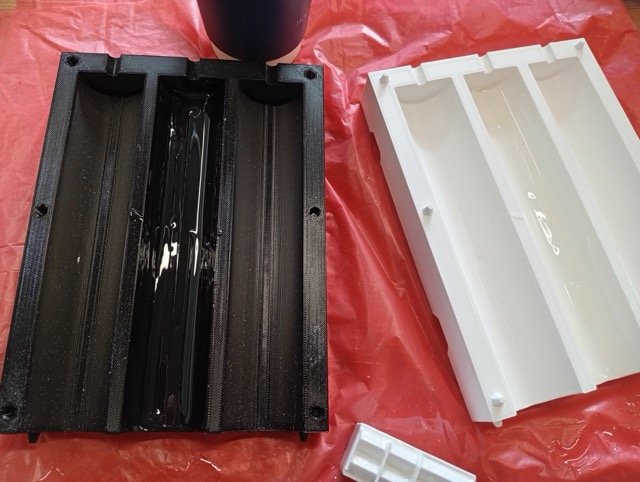 Mold with one painted flute