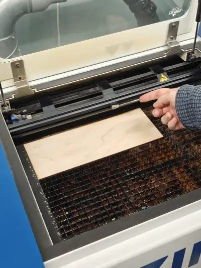 Placing material on the cutter bed and adjusting focus