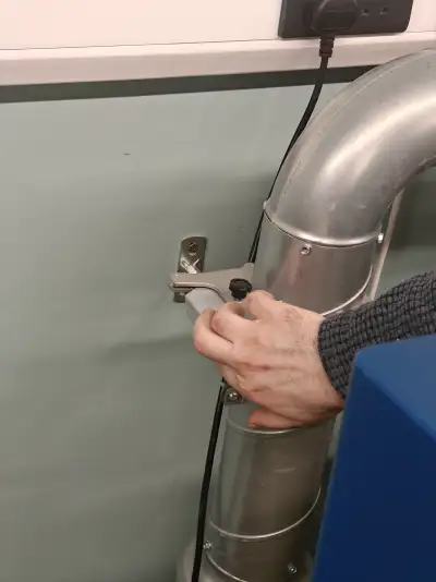 Extractor sliding stopper pulled out for airflow