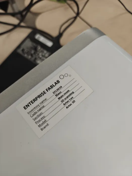 This is an Artec 3D scanner, model name Artec Leo