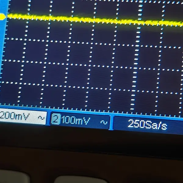 Close-up of oscilloscope status bar showing 200mV and 100mV scales with 250Sa/s sample rate