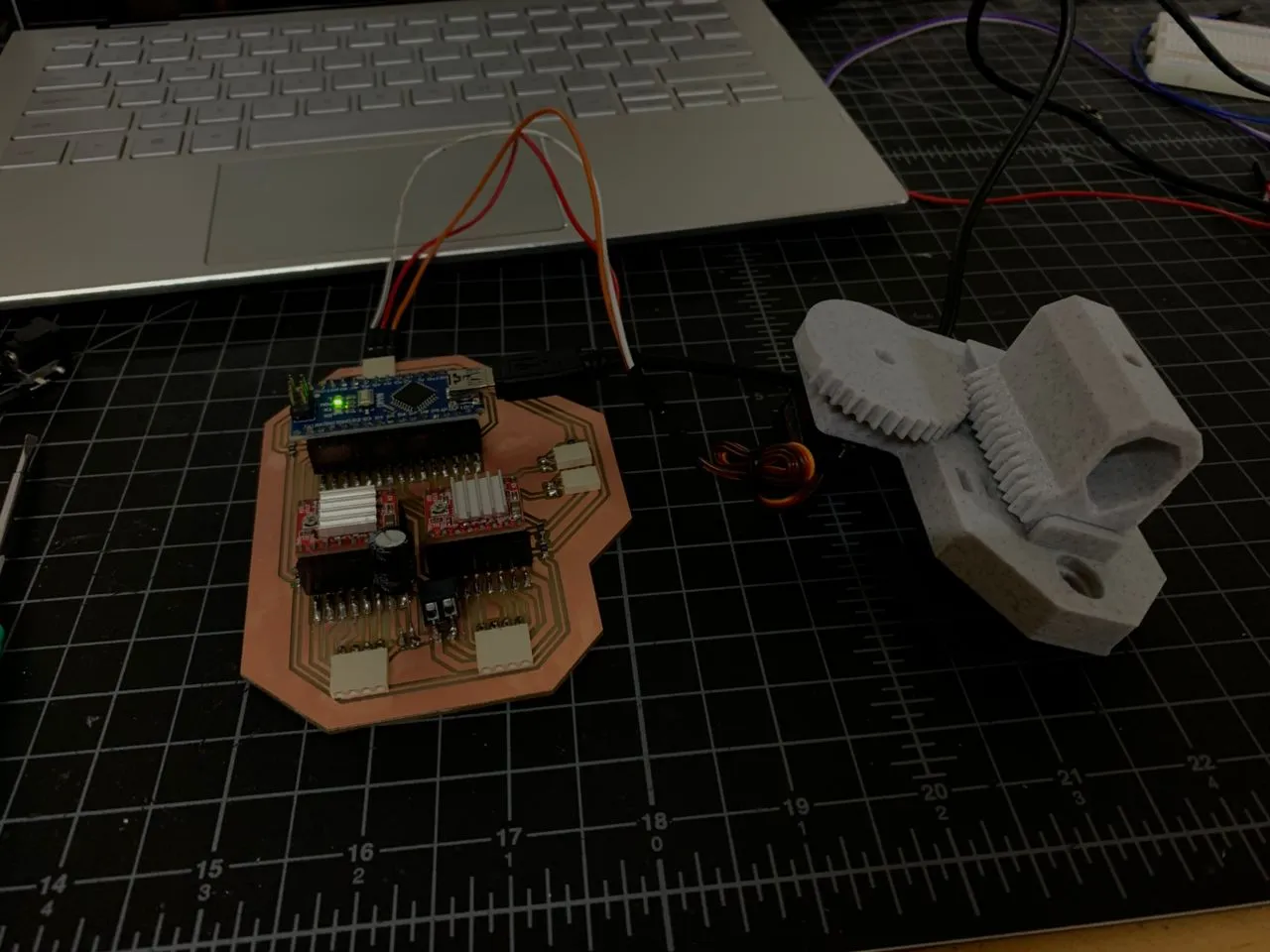 Servo test with pen holder on PCB