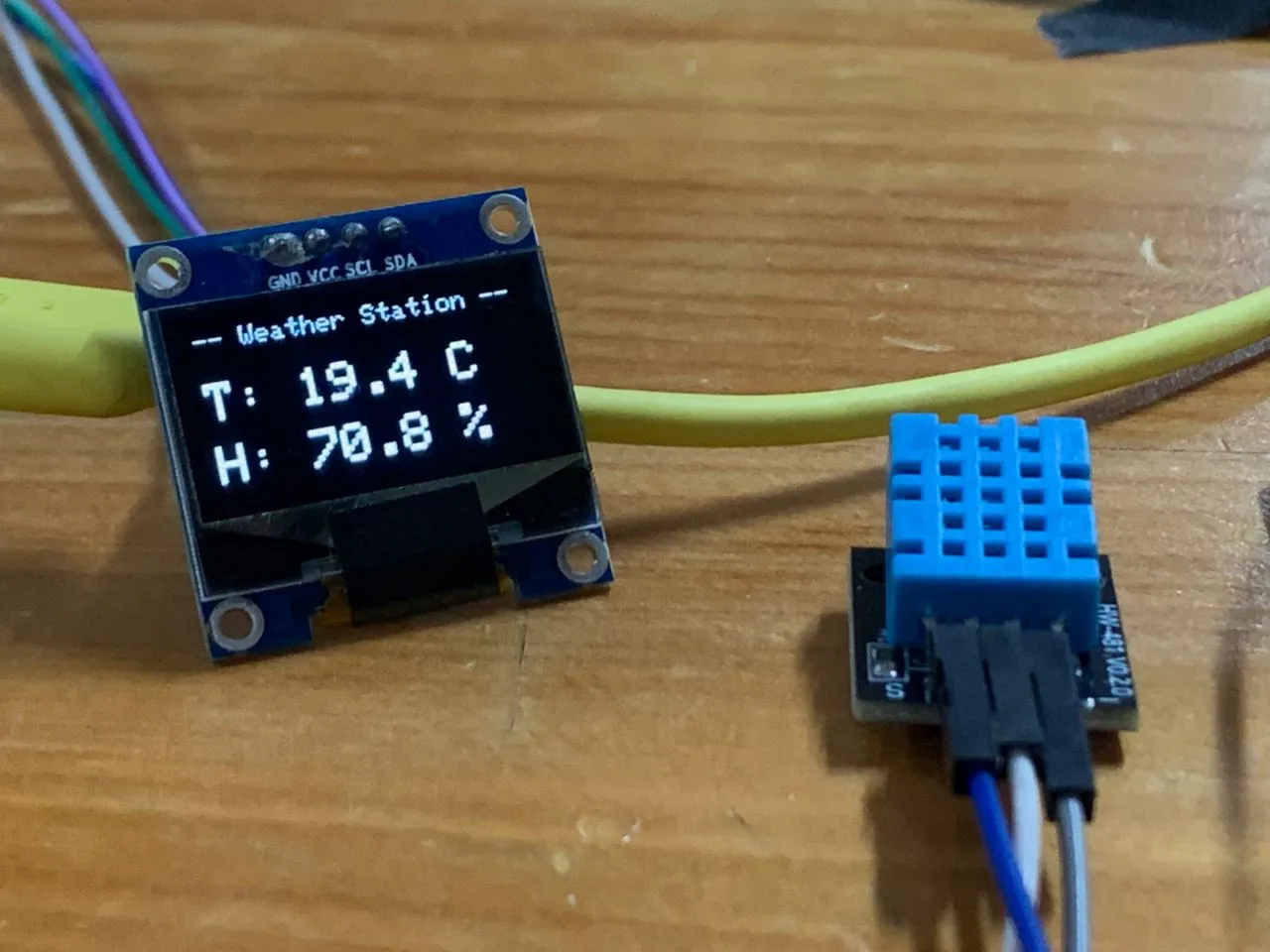 OLED displaying live temperature and humidity received wirelessly
