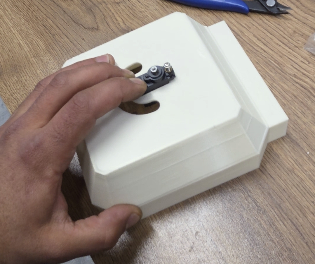 Horizontal servo and Arduino Uno in lower enclosure
