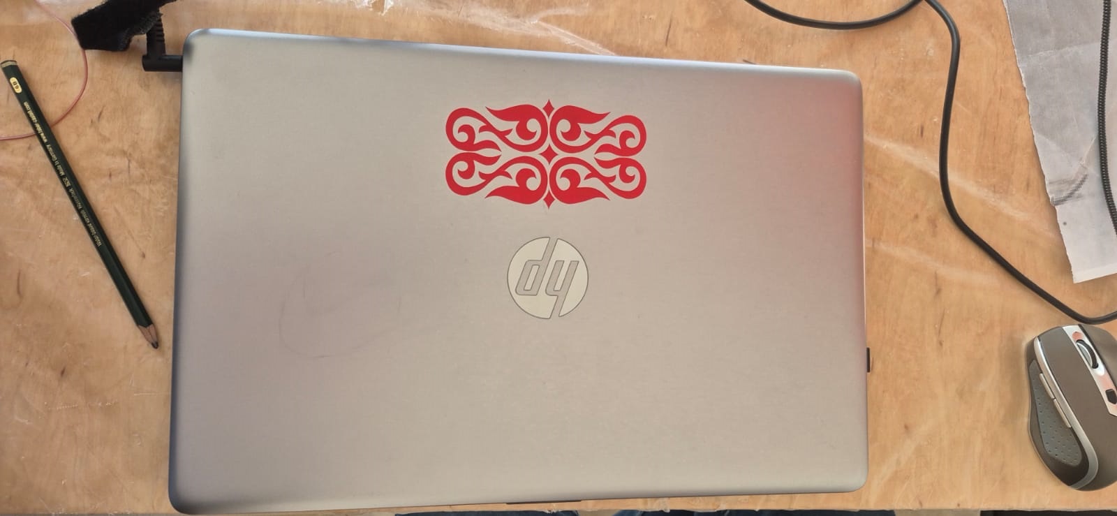 Applying vinyl to the laptop