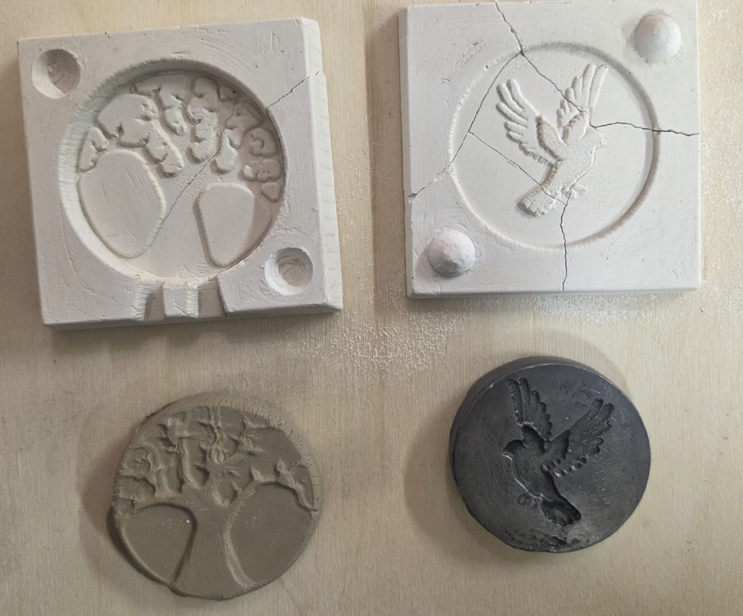 Medallion obtained from clay pressing - comparison with lead cast