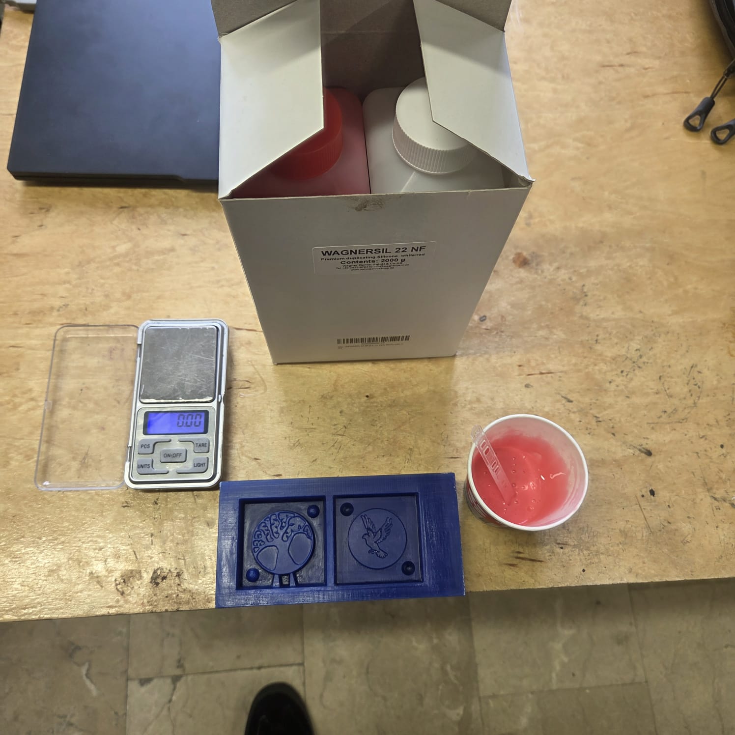 Mixing silicone components for mold making