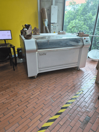 Laser cutting work area with safety markings