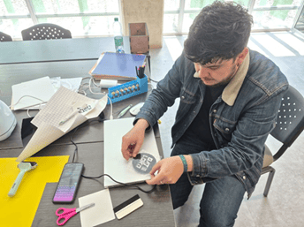 Vinyl cutting process in Cricut machine