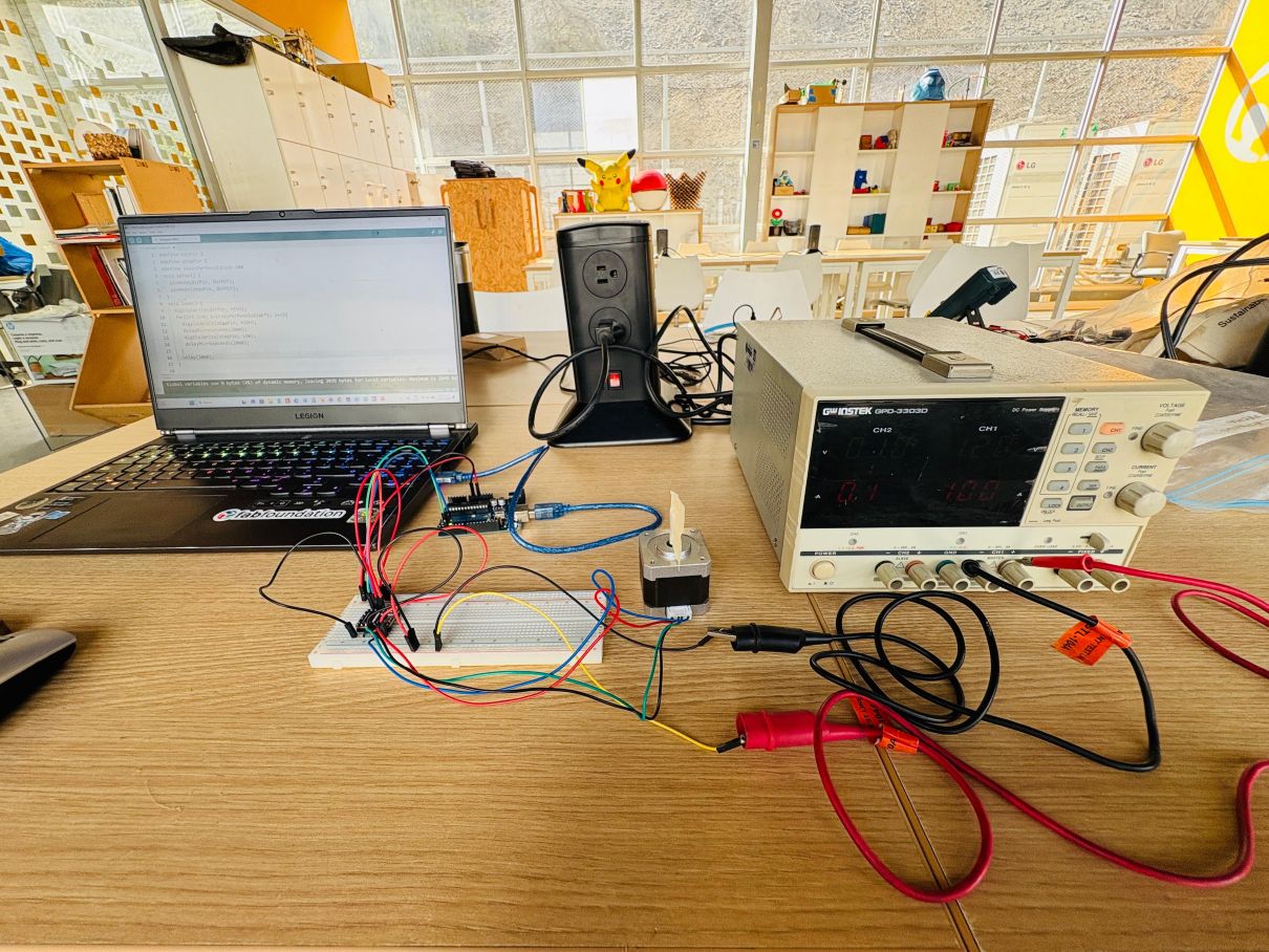 Stepper motor circuit connected to a laptop and laboratory power supply