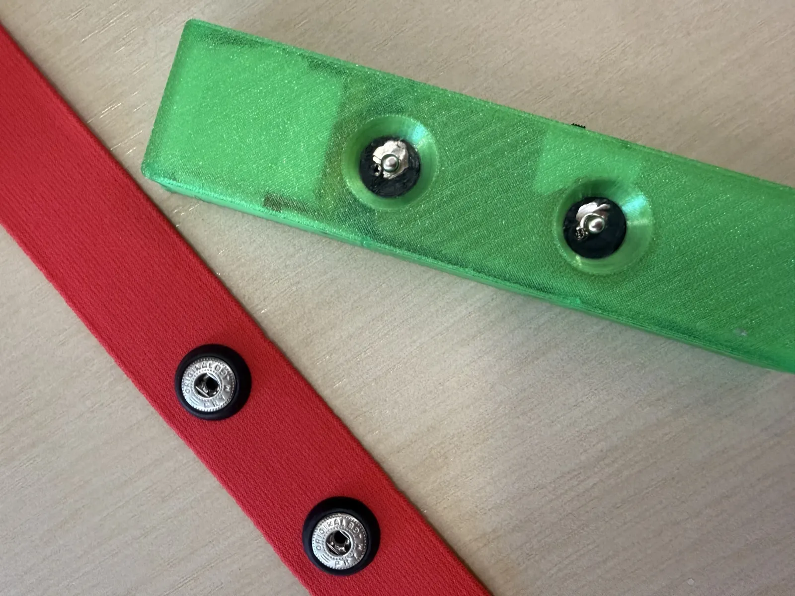 Enclosure electrode snaps aligned with matching snaps on the elastic strap
