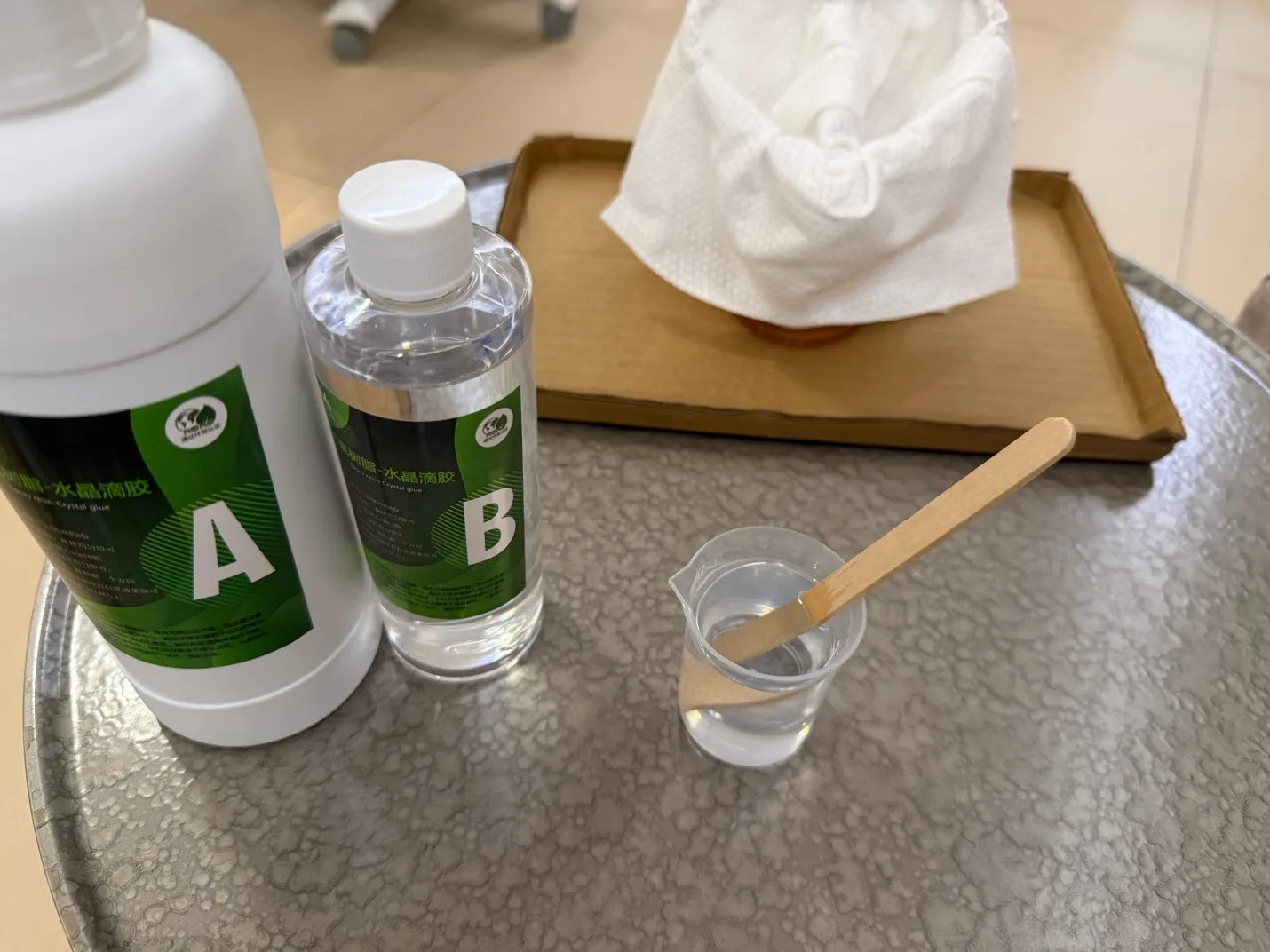 Mixing resin components for the fabric hardening process