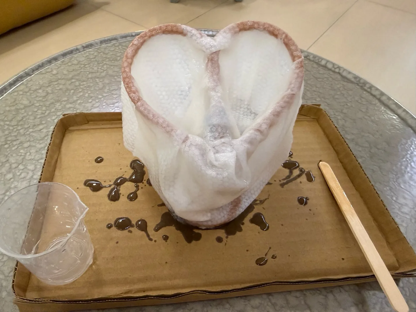 Resin and glue application setup for the heart-shaped fabric model