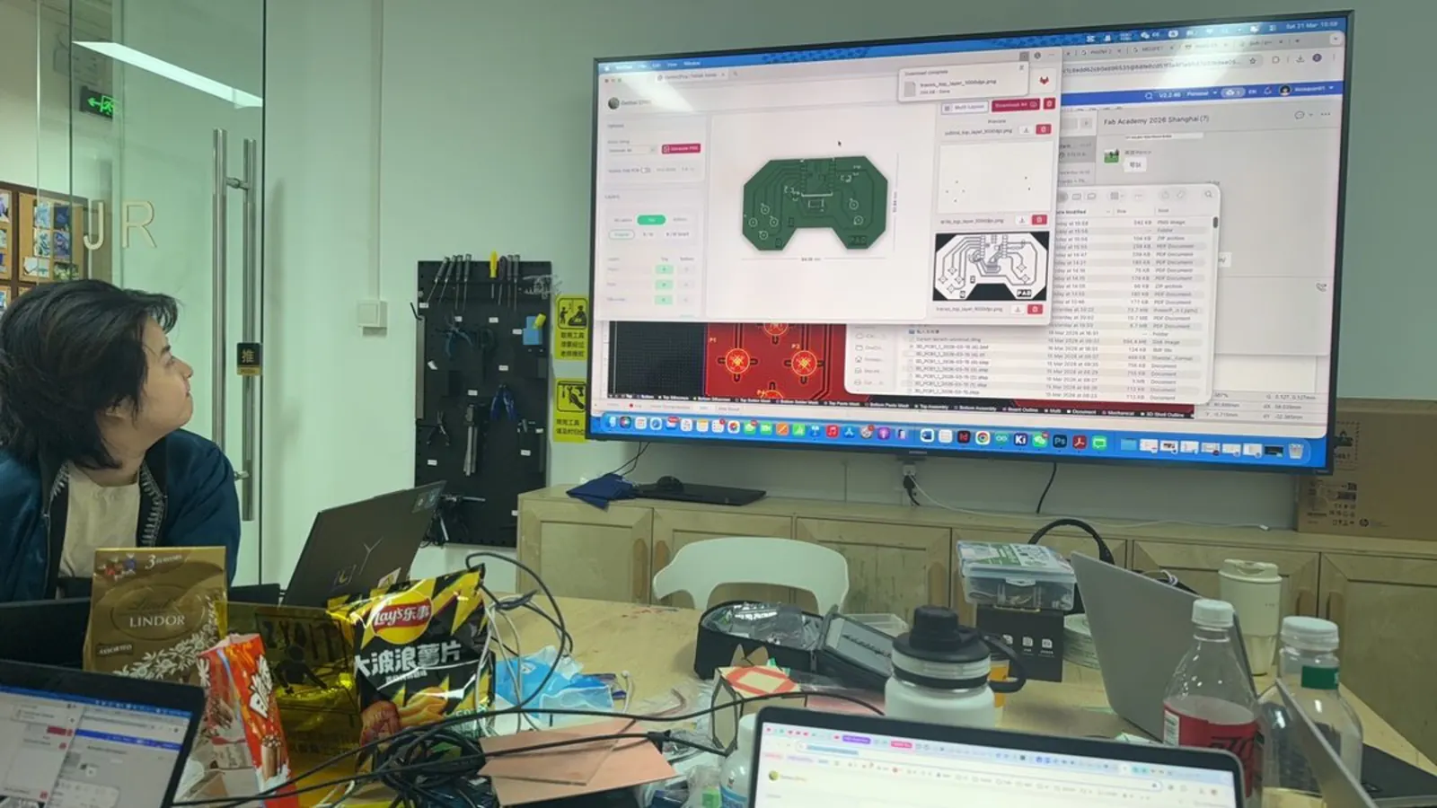 Group PCB review session – EasyEDA layout displayed on the large classroom screen for collaborative feedback and design critique